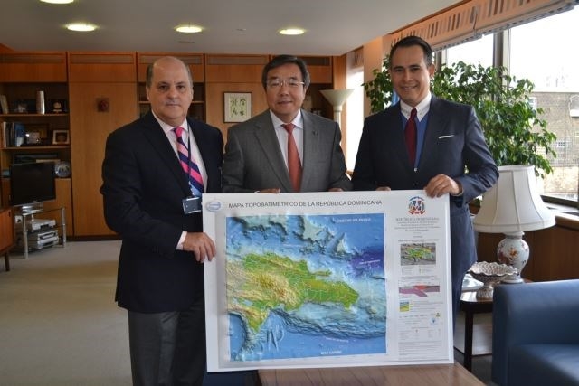 El embajador Cuello, al Sr. Sekimizu y al Ing. Prota mientras hacía entrega del mapa Topobatimétrico de la República Dominicana.